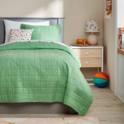 Microfiber Kids' Quilt Light Green - Pillowfort™